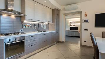 Kjøleskap, mikrobølgeovn, ovn og kokeplater