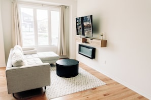 Smart TV, fireplace