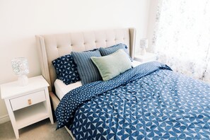 4 bedrooms, iron/ironing board, WiFi, bed sheets - Brand New contemporary 4 bedroom nestled in nature (Pickering)