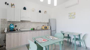 Een koelkast, een magnetron, een kookplaat