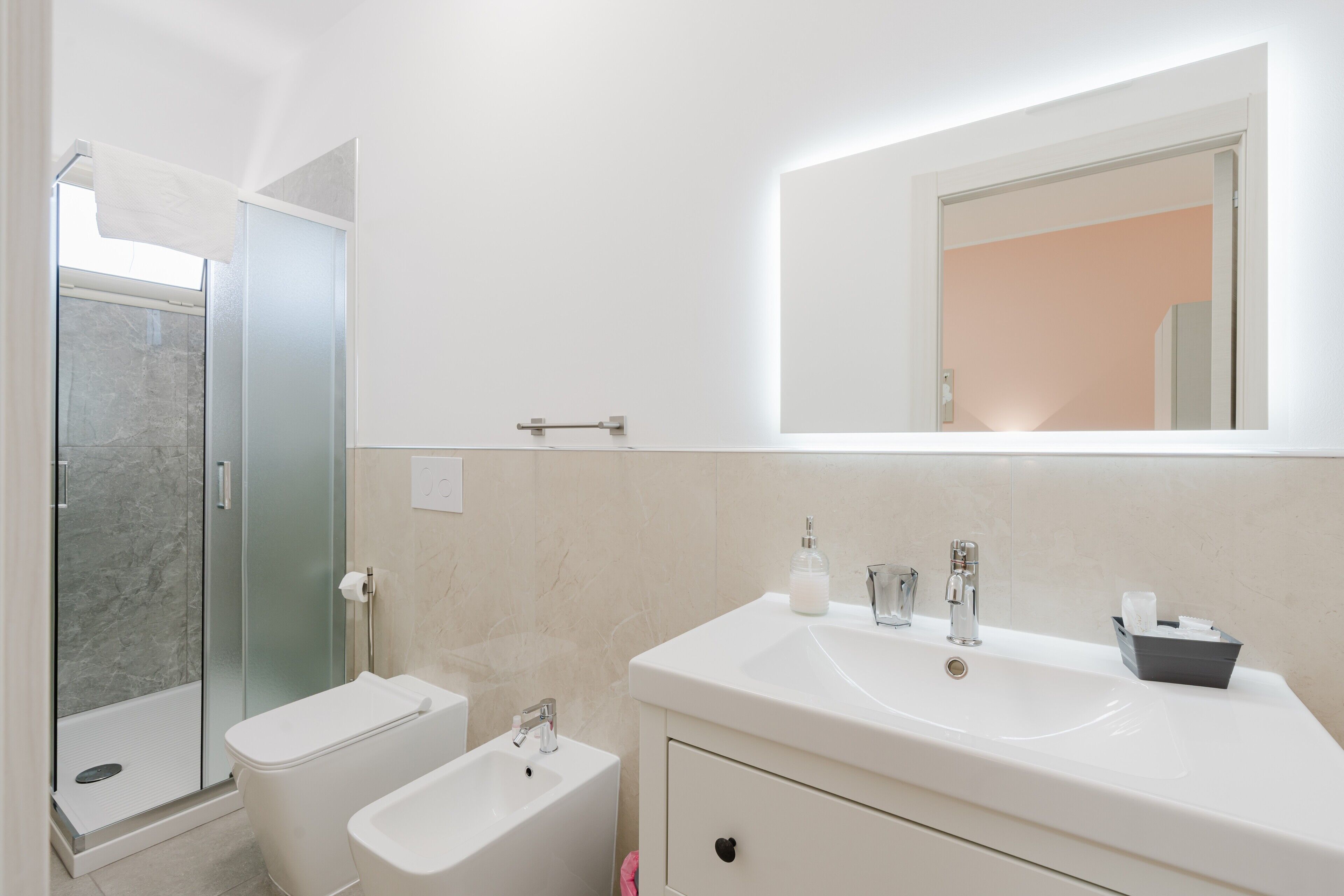 Een douche, een haardroger, handdoeken