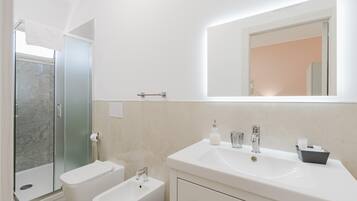 Douche, sĂšche-cheveux, serviettes fournies