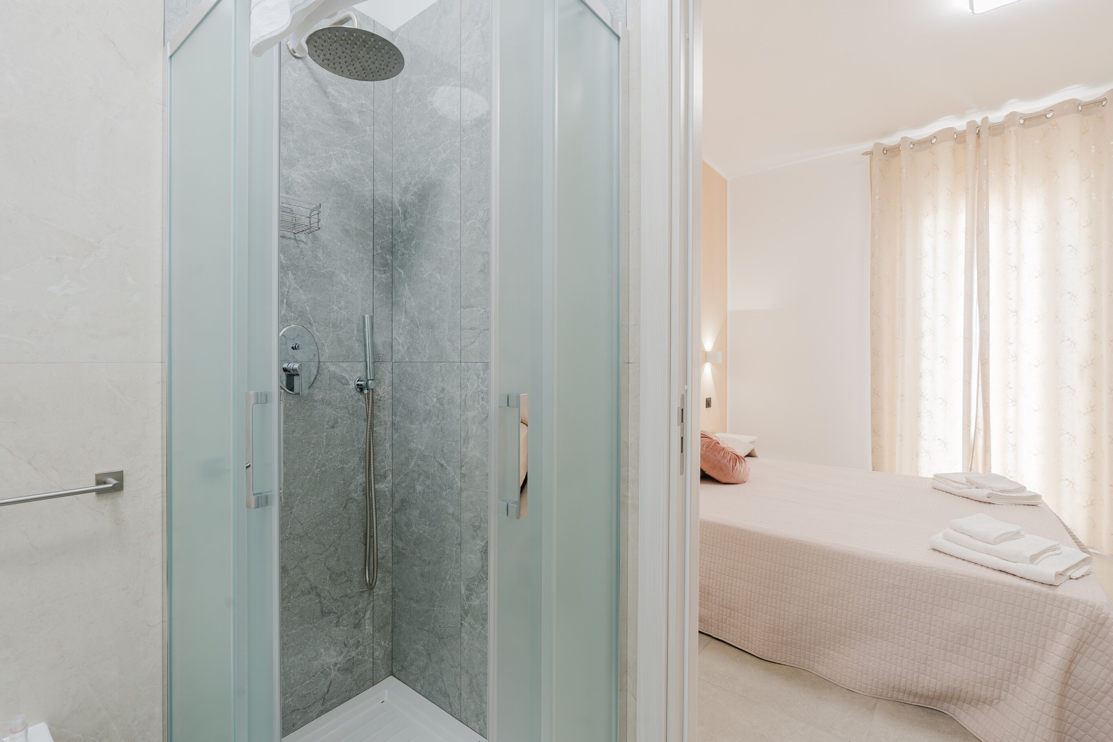 Douche, sèche-cheveux, serviettes fournies