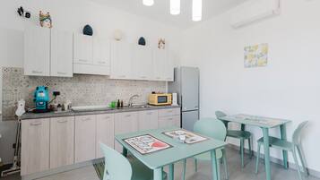 Kühlschrank, Mikrowelle, Herdplatte, Wasserkocher mit Kaffee-/Teezubehör