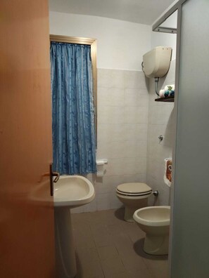 タオル、石鹸、トイレットペーパー