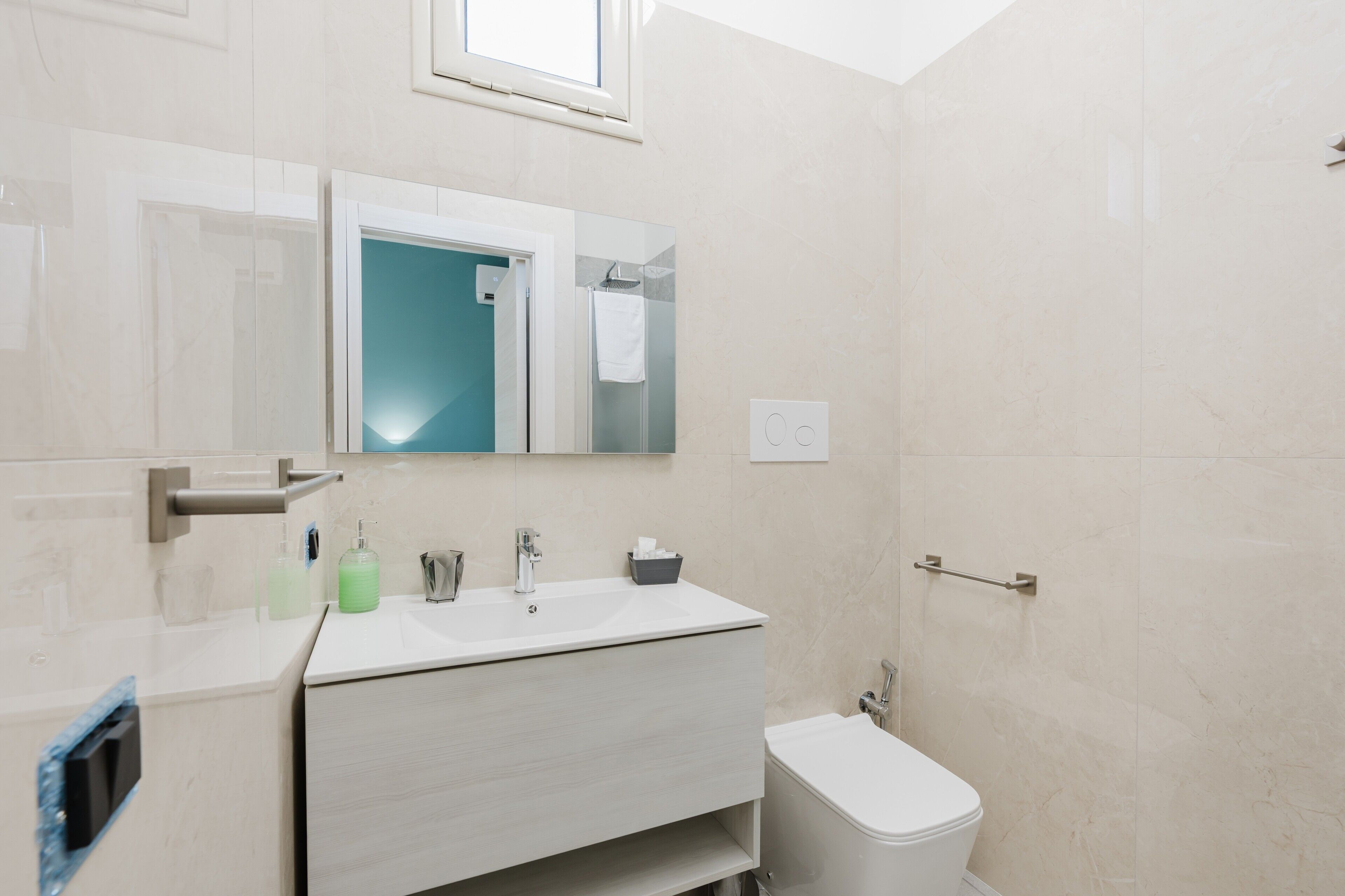 Douche, articles de toilette gratuits, sèche-cheveux