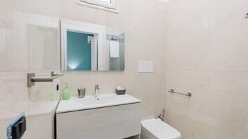 Douche, articles de toilette gratuits, sĂšche-cheveux