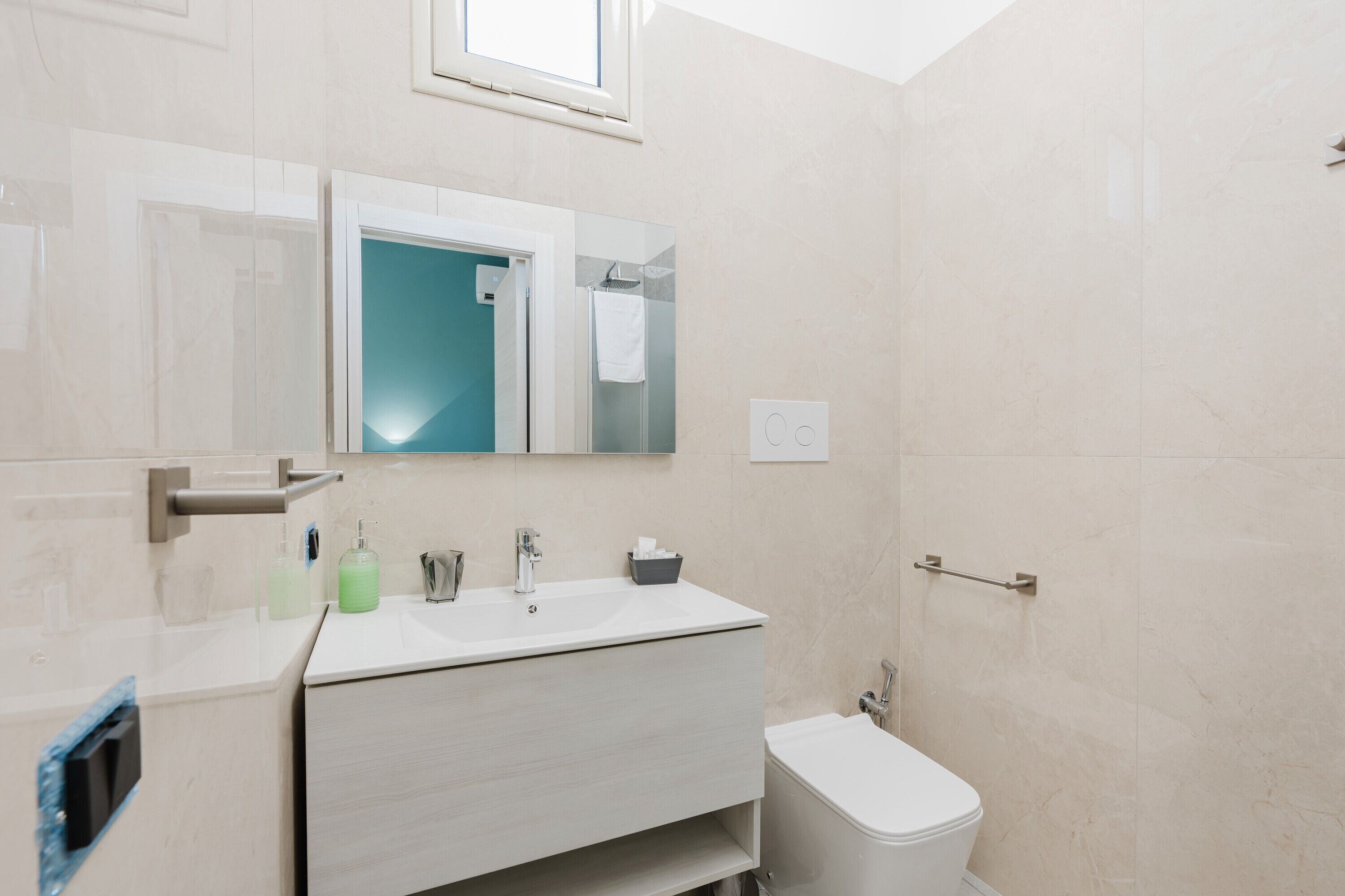 Douche, sèche-cheveux, serviettes fournies