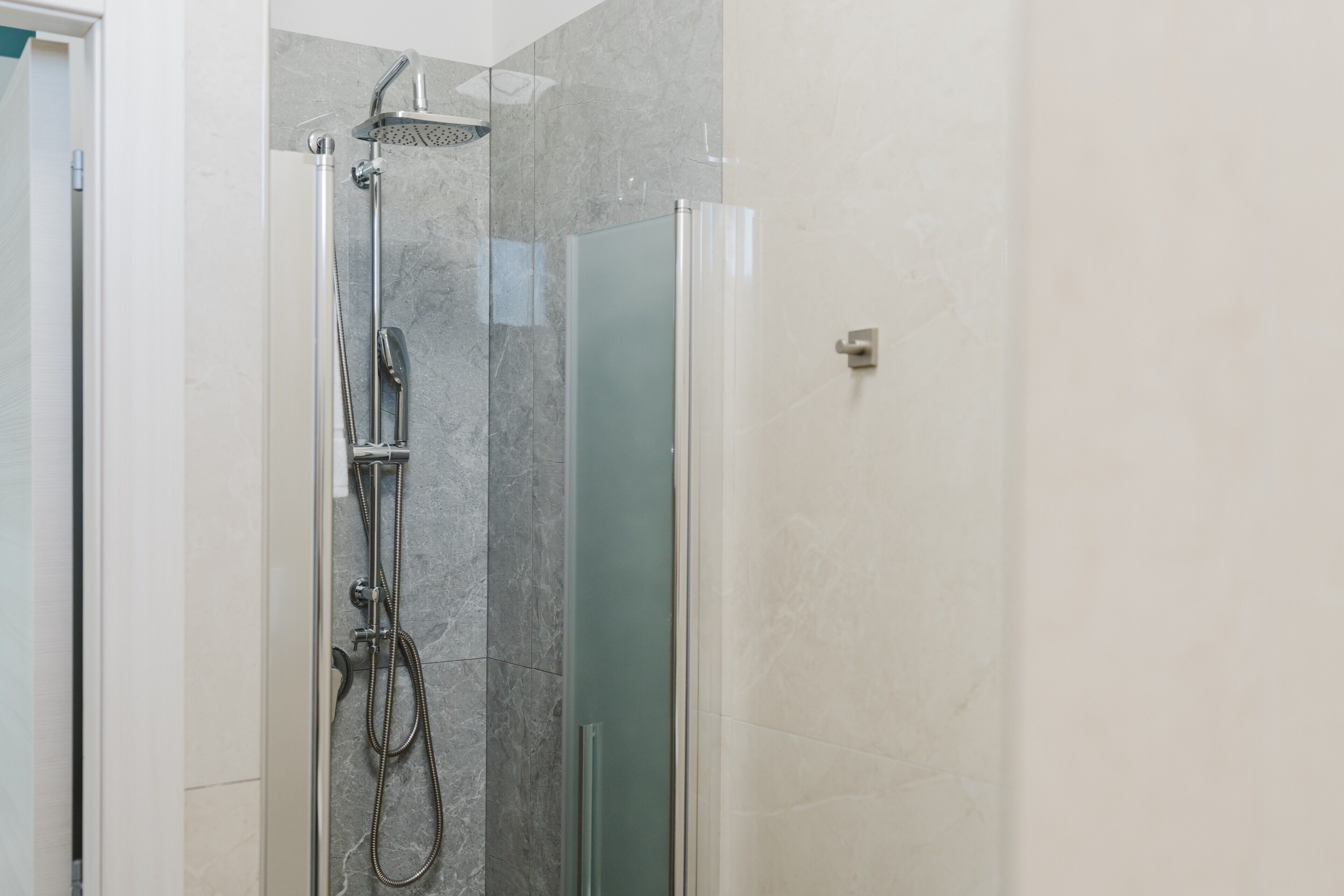 Een douche, gratis toiletartikelen, een haardroger, handdoeken