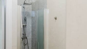 Een douche, gratis toiletartikelen, een haardroger, handdoeken
