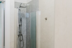 Regadera, amenidades de baño gratuitas, secadora de cabello, toallas 