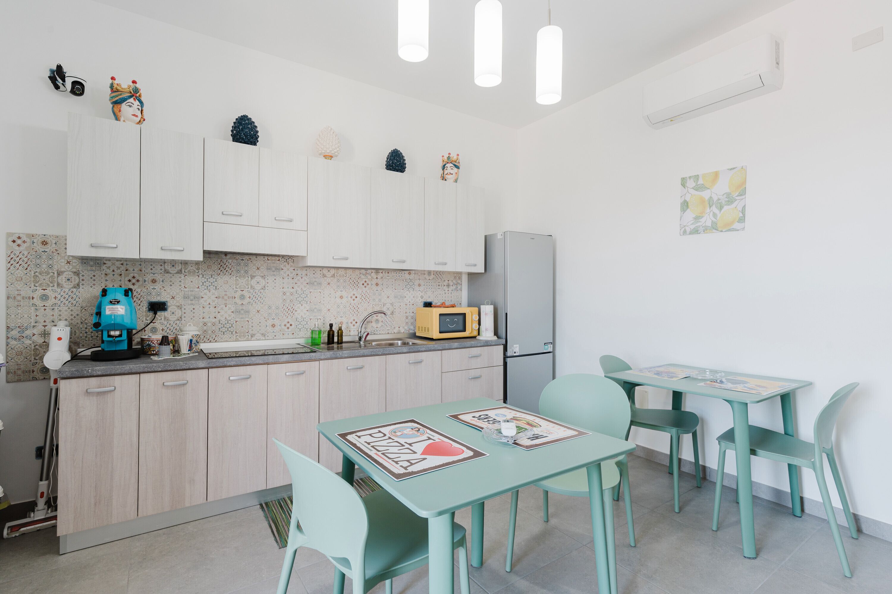 Kühlschrank, Mikrowelle, Herdplatte, Wasserkocher mit Kaffee-/Teezubehör