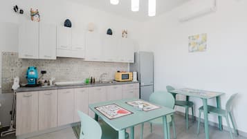 Kühlschrank, Mikrowelle, Herdplatte, Wasserkocher mit Kaffee-/Teezubehör