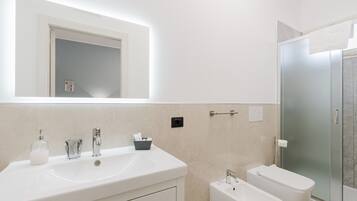 Douche, sĂšche-cheveux, serviettes fournies