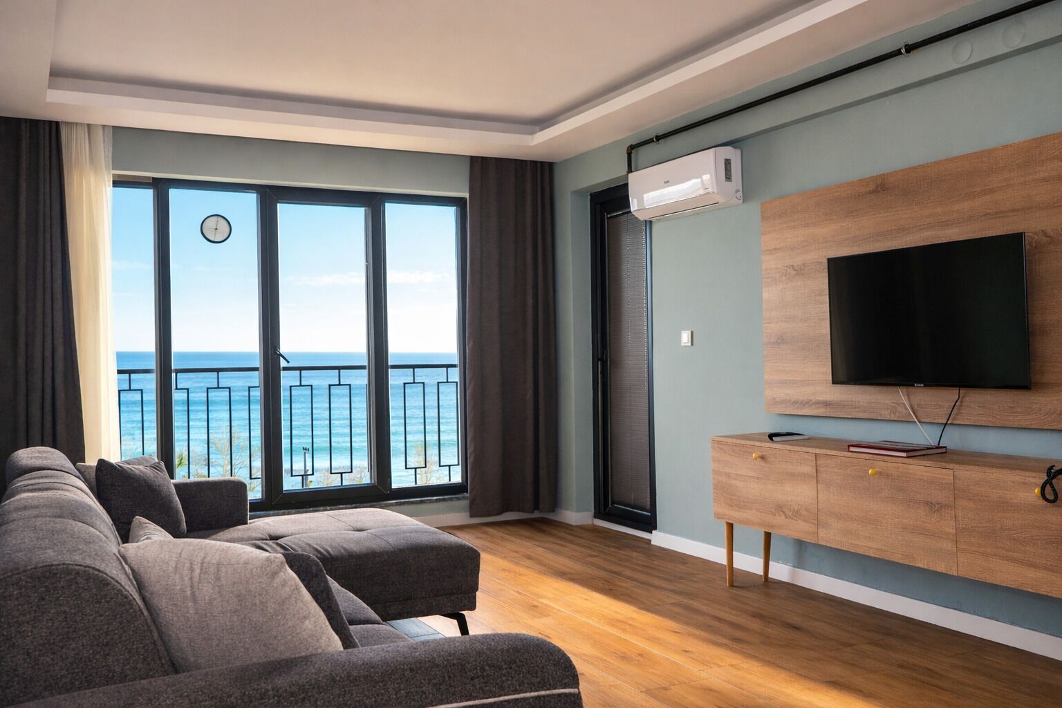 Exclusive Suite, Sea View | Desk, laptop workspace, free WiFi, bed sheets