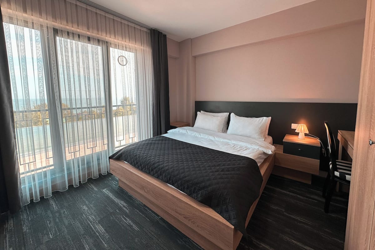 Rom – standard | Skrivebord, skrivebord for bærbar PC, wi-fi (inkludert) og sengetøy