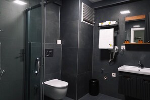 Suite – comfort, sjøutsikt | Bad | Dusj, hårføner, håndklær og såpe