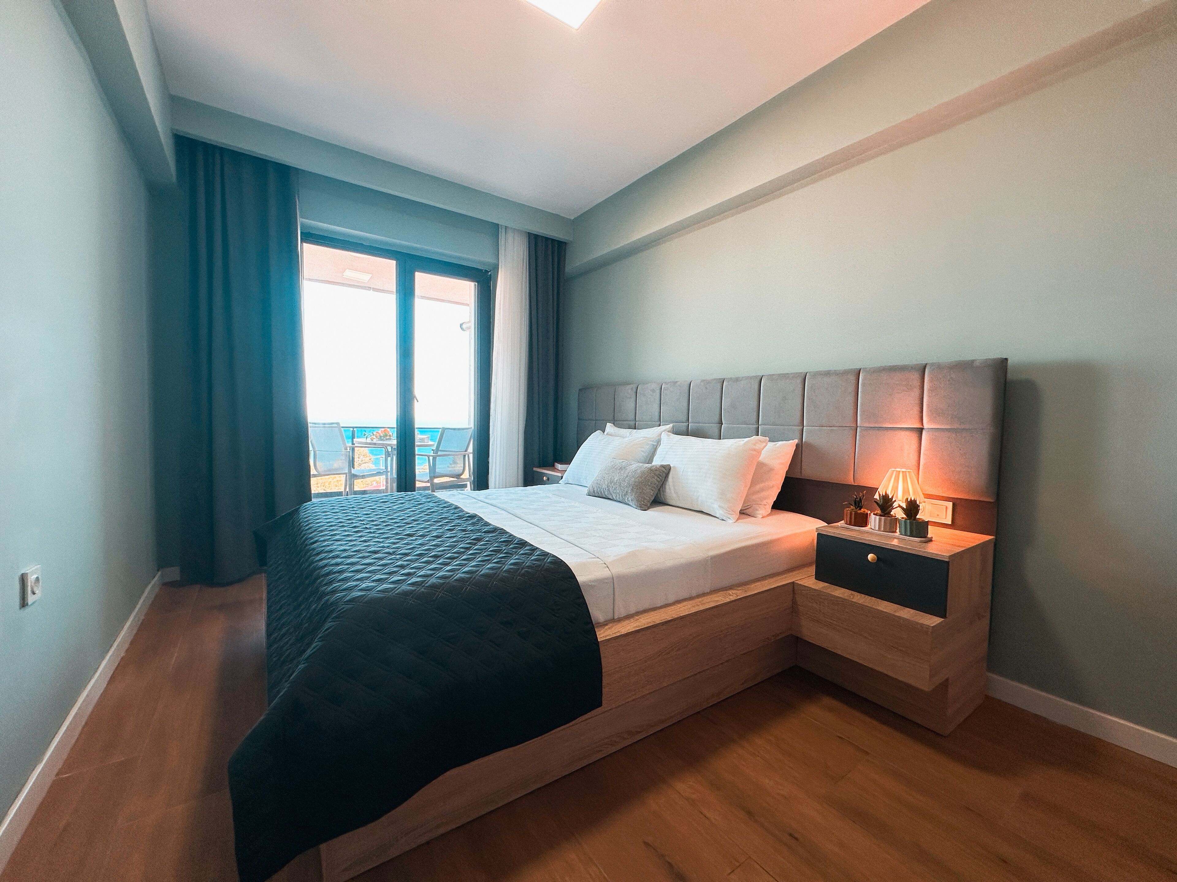 Escritorio, espacio para trabajar con laptop y wifi gratis 