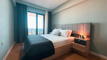 Escritorio, espacio para trabajar con laptop y wifi gratis