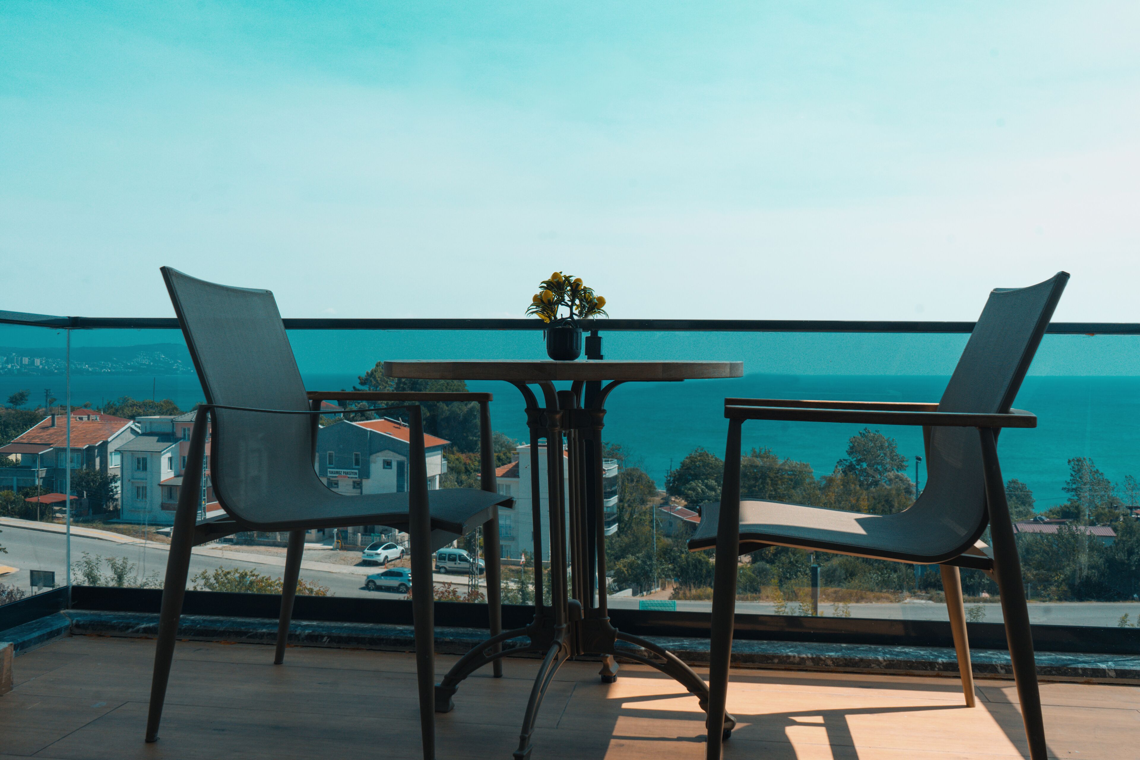 Escritorio, espacio para trabajar con laptop y wifi gratis 