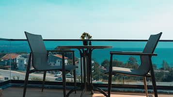 Escritorio, espacio para trabajar con laptop y wifi gratis