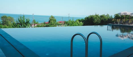 Piscine extérieure (ouverte en saison)