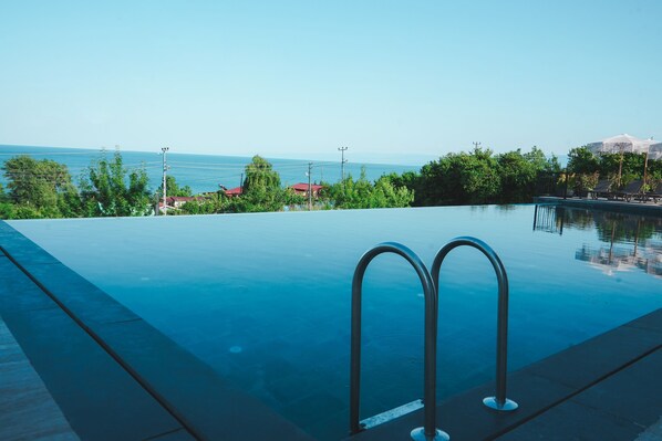 Piscine extérieure (ouverte en saison)