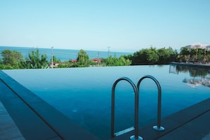 Piscine extérieure (ouverte en saison)