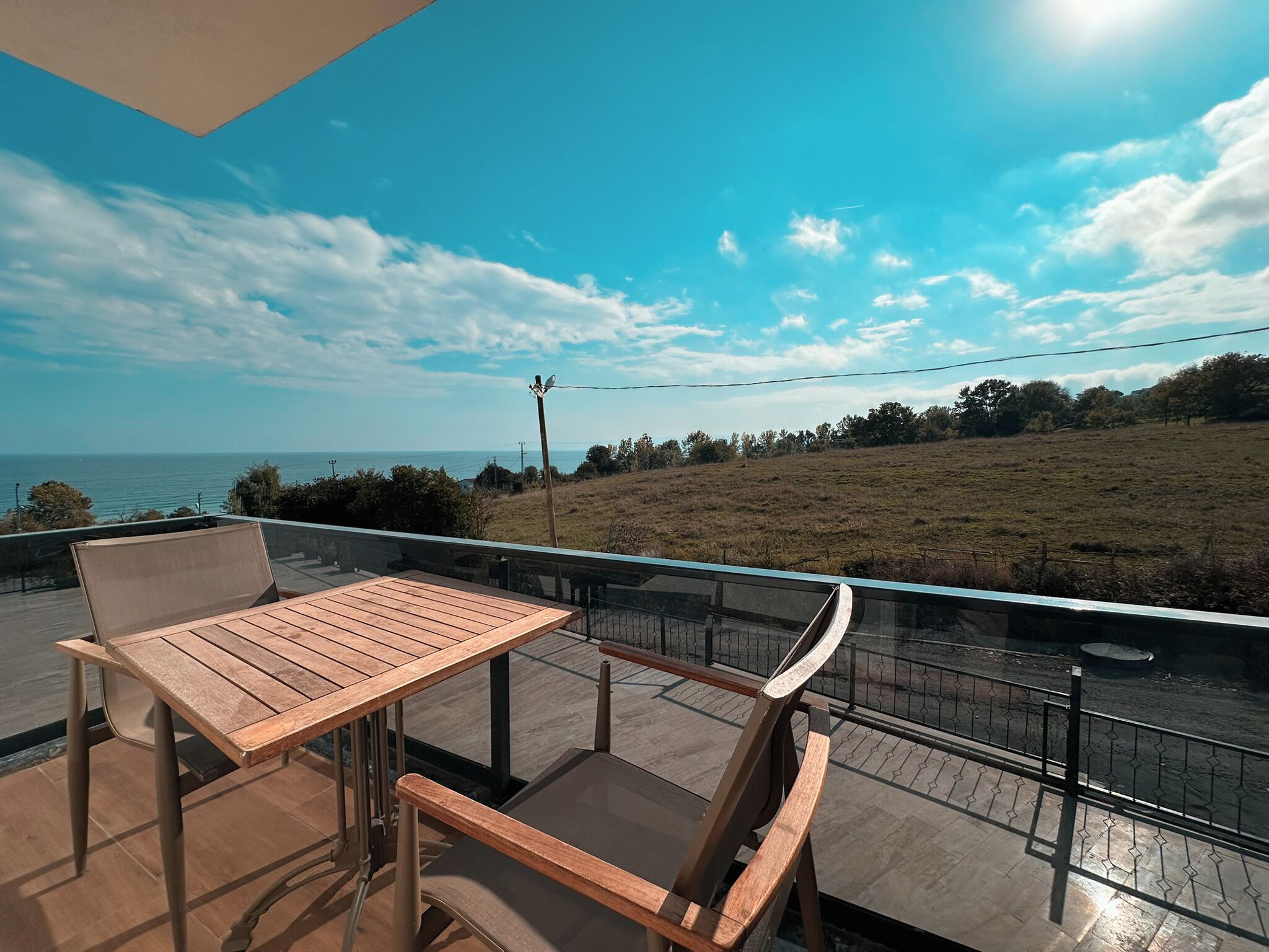 Skrivebord, skrivebord for bærbar PC, wi-fi (inkludert) og sengetøy