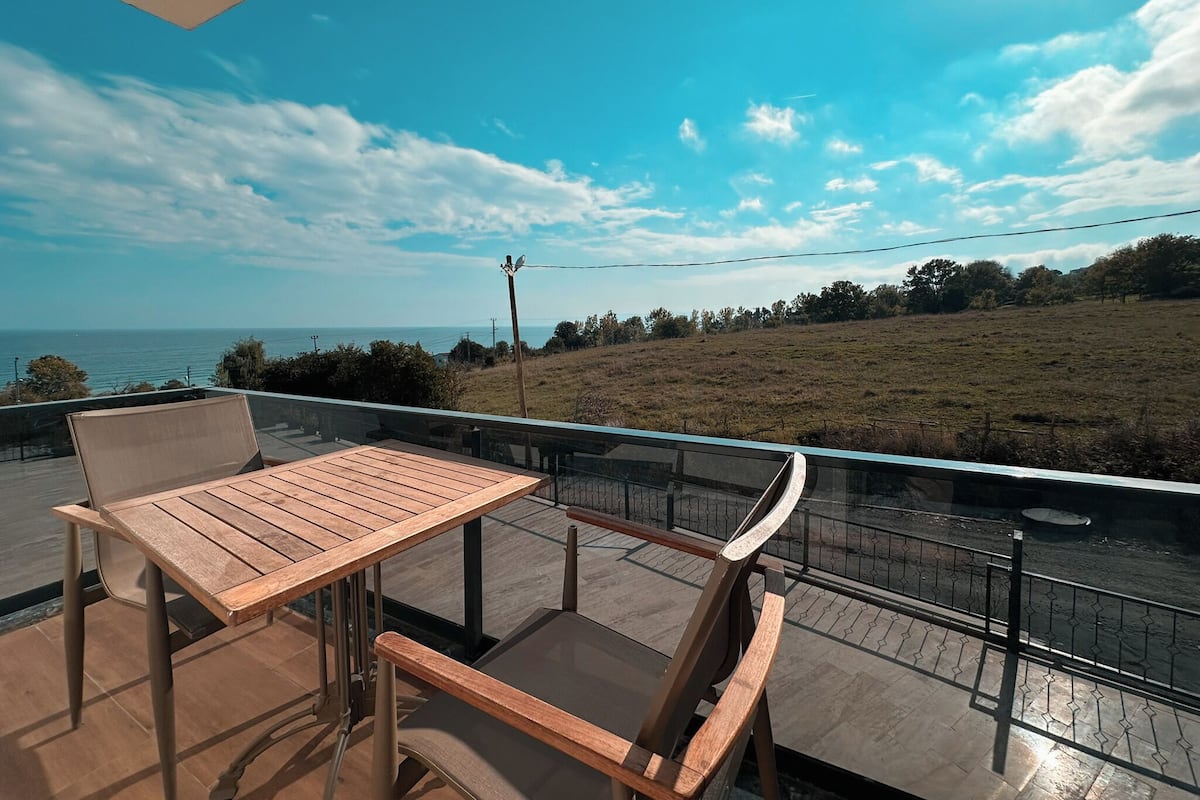 Skrivebord, skrivebord for bærbar PC, wi-fi (inkludert) og sengetøy