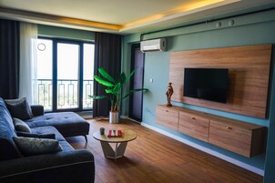 Comfort Suite, Sea View | Living room
