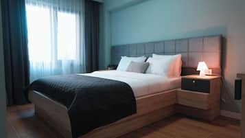 Suite Comfort | Meja kerja, ruang kerja ramah laptop, Wi-Fi gratis, dan seprai linen