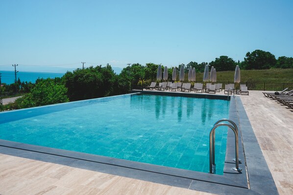 حمّام سباحة خارجي موسمي