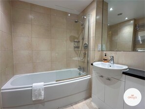 SĂšche-cheveux, serviettes fournies, savon, papier toilette