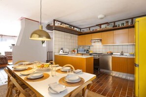 Villa, varias camas, patio, vista a la montaña (Villa Darsena) | Cocina privada | Refrigerador, microondas, horno y parrilla de estufa 