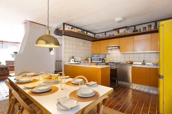 Biệt thự, nhiều giường, sân hiên, quang cảnh núi (Villa Darsena) | Bếp riêng | Tủ lạnh, lò vi sóng, lò nướng, bếp nấu