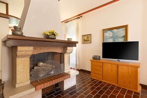 Villa, Berbilang Katil, Patio, Mountain View (Villa Darsena) | Ruang tamu | TV, pendiangan