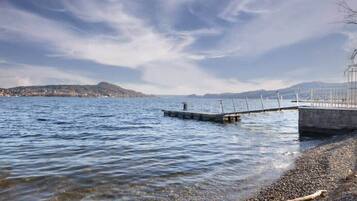 Una spiaggia nelle vicinanze