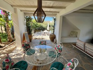 Outdoor dining - Villa Loretta: Pool, Jacuzzi & Organic Garden. 2 min from the beach! (Poseidonia)