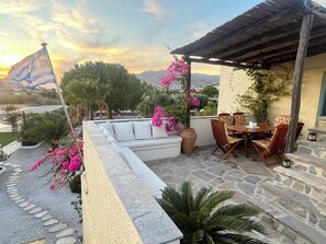 Outdoor dining - Villa Loretta: Pool, Jacuzzi & Organic Garden. 2 min from the beach! (Poseidonia)