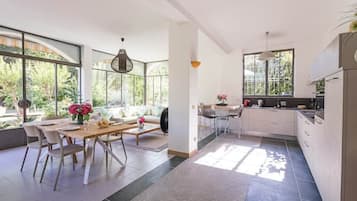Biệt thự, 2 giường đôi, sân hiên, quang cảnh vườn (Villa Lesa) | Nội thất