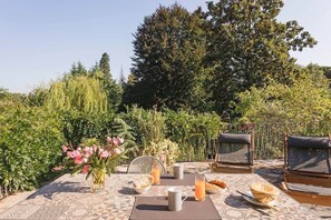 Outdoor dining - Villa Lesa (Lesa)
