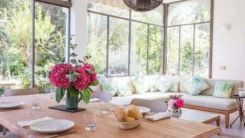 Villa, 2 camas matrimoniales, patio, vista al jardín (Villa Lesa) | Comedor