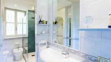 Villa, 2 letti matrimoniali, patio, vista giardino (Villa Lesa) | Interni