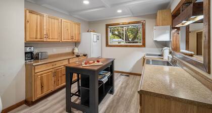 Belaire Lake Retreat, Cozy 2BR with Firepit & Kayaks
