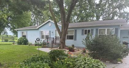 2-bedroom house in Oshkosh minutes from EAA.