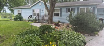 2-bedroom house in Oshkosh minutes from EAA.