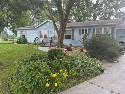 2-bedroom house in Oshkosh minutes from EAA.