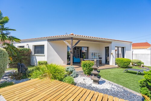 Villa 'Ganesh À Royan' with Private Terrace, Private Garden and Wi-Fi