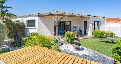 Villa 'Ganesh À Royan' with Private Terrace, Private Garden and Wi-Fi